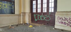 (FOTO) Sprejevima išarani zidovi unutar nekadašnje glavne železničke stanice u Beogradu 3