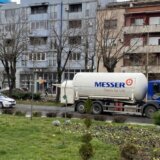 U Kragujevcu kamion cisterna skliznuo sa kolovoza: Iscurelo malo tečnog azota, bez opasnosti po zdravlje ljudi 4