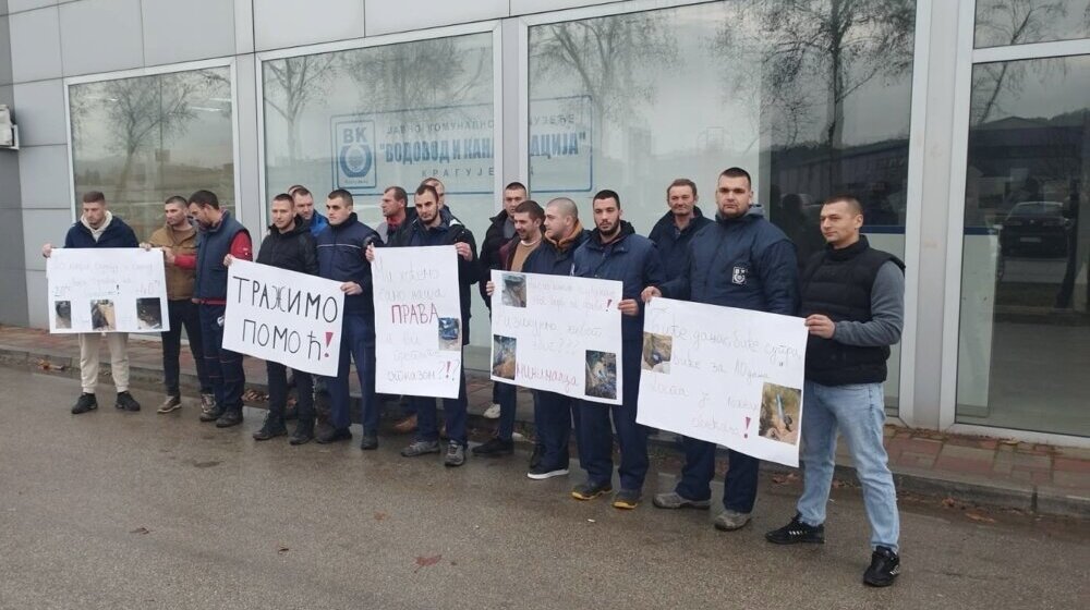 “Zašto nas ne mogu da prime, a zapošljavaju ljude po kancelarijama”: Protest radnika Vodovoda u Kragujevcu 1