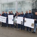 “Zašto nas ne mogu da prime, a zapošljavaju ljude po kancelarijama”: Protest radnika Vodovoda u Kragujevcu 17