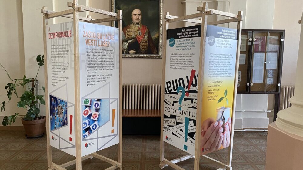 Mladi skeptični prema izveštavanju medija, ali podložni uticaju influensera: Izložba Saveta za štampu u Kragujevcu 1