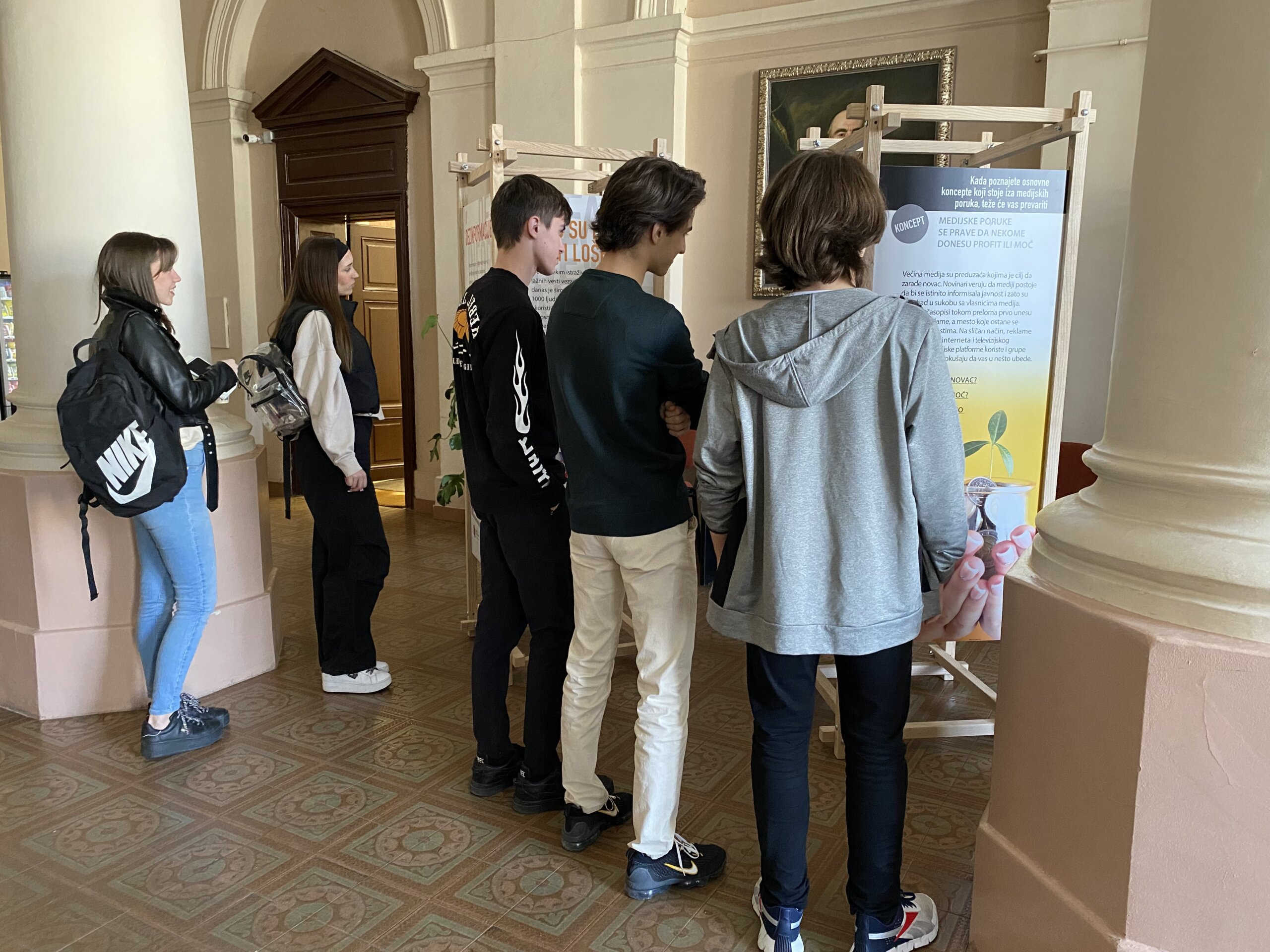 Mladi skeptični prema izveštavanju medija, ali podložni uticaju influensera: Izložba Saveta za štampu u Kragujevcu 2