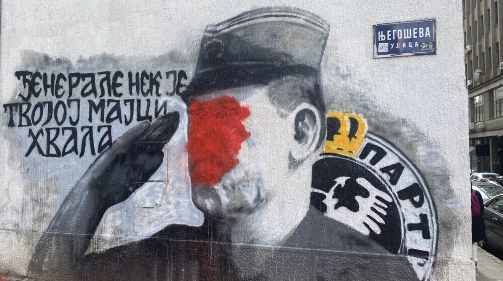Bačena crvena farba na murale Ratka Mladića i Draže Mihailovića (FOTO) 1