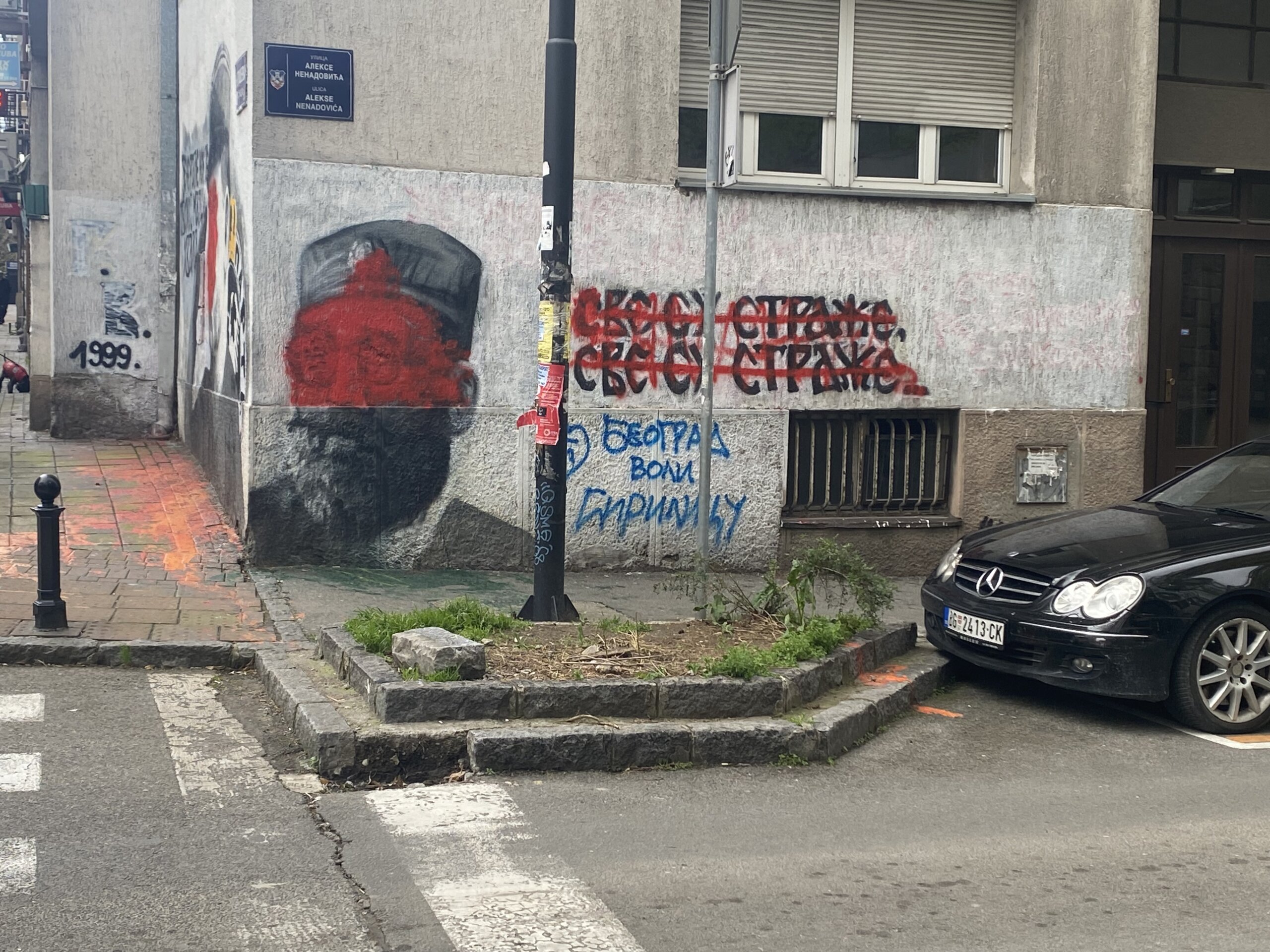 Bačena crvena farba na murale Ratka Mladića i Draže Mihailovića (FOTO) 2