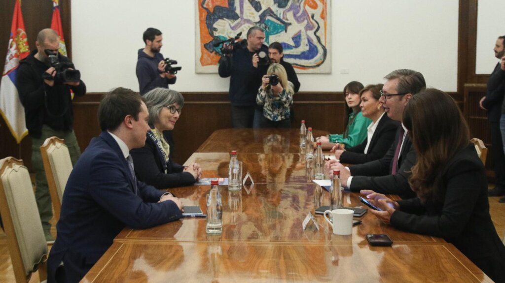 Ruski mediji "napali" britansku ambasadorku zbog natpisa na marami tokom sastanka s Vučićem (FOTO) 3