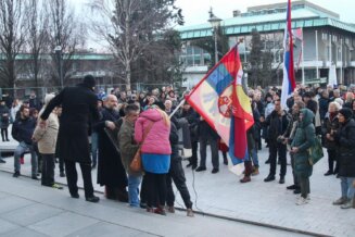 Održana litija za Kosovo, učesnici vređali policiju (FOTO) 11