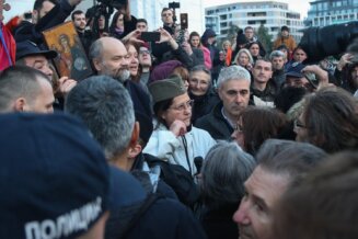 Održana litija za Kosovo, učesnici vređali policiju (FOTO) 16