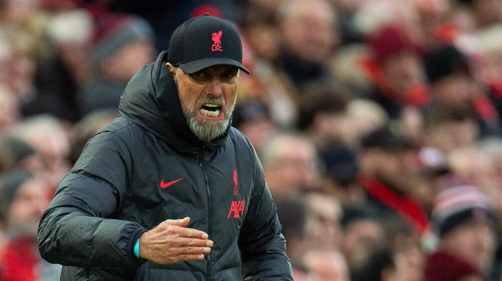 Navijač Liverpula utrčao na teren i povredio svog igrača, menadžer „crvenih“ pobesnelo vređao izgrednika (VIDEO) 1