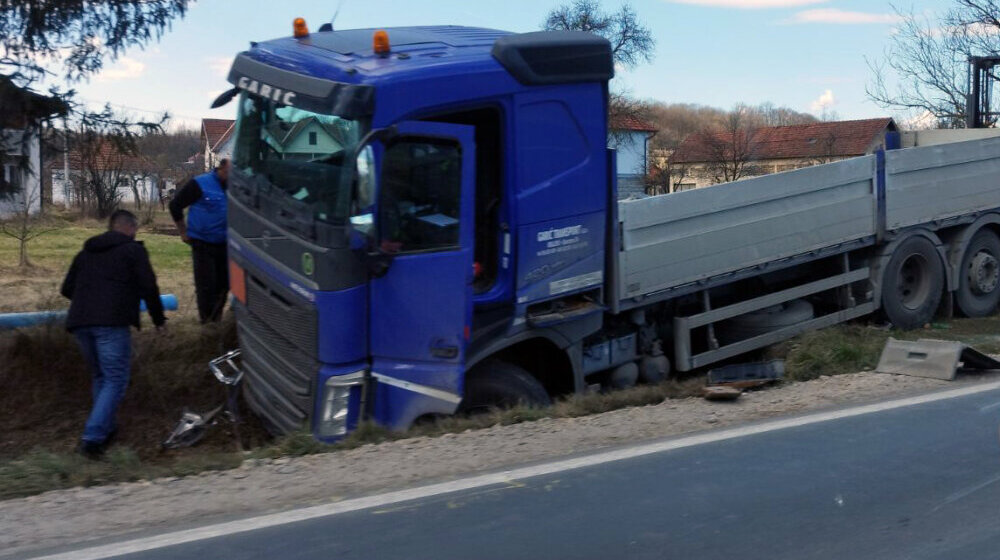 Šta je uzrok sletanja s puta kamiona sa bocama azota na putu Požega-Arilje? 1