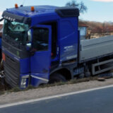 Šta je uzrok sletanja s puta kamiona sa bocama azota na putu Požega-Arilje? 12