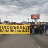 Meštani Krnjače opet blokirali Zrenjaninski put: Rešiti problem kanalizacije 18