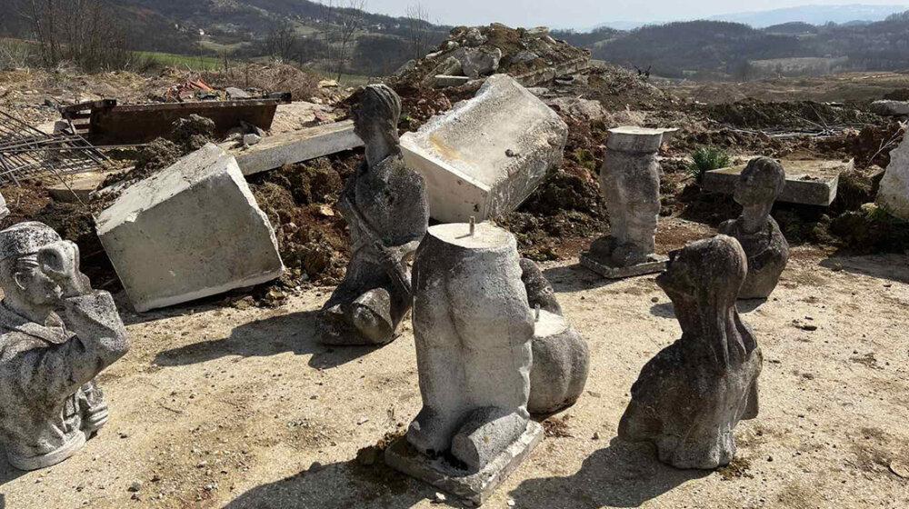 Umesto od kineske kompanije koja je srušila spomenik u Negrišorima kod Lučana, Zavod za zaštitu spomenika kulture obavešten o tome iz medija 1