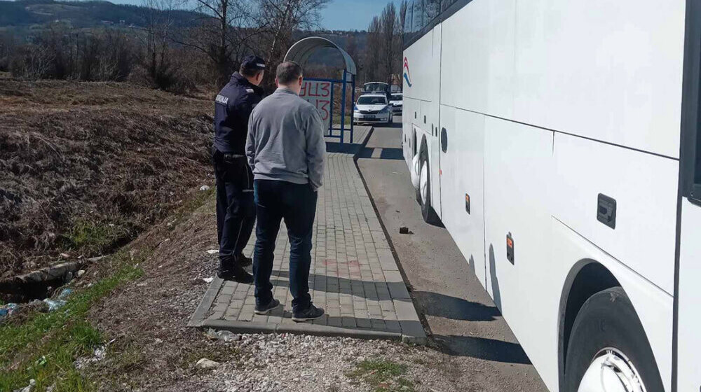 Policija kod Užica zaustavila autobus sa pristalicama nacionalne opozicije koje su krenule na protest u Beograd (VIDEO) 1