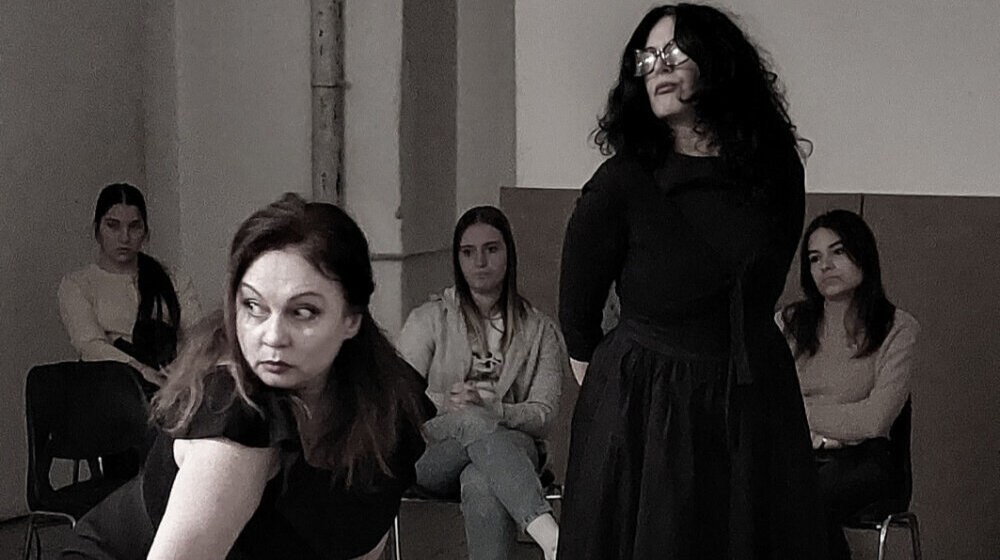 Premijera predstave „Rasvetljavanje slučaja serije ubistava trovanjem” u kragujevačkom Teatru 1