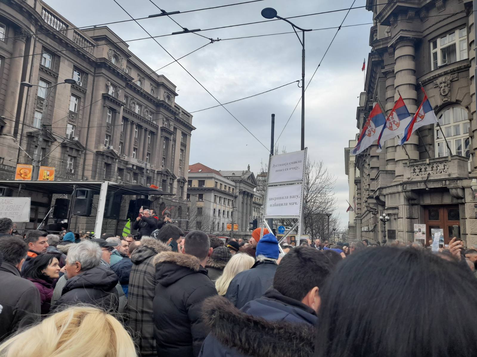 "Ovde sada narod piše Ustav": Protest u Beogradu zbog premeštaja dve zamenice Višeg tužilaštva (VIDEO/FOTO) 2