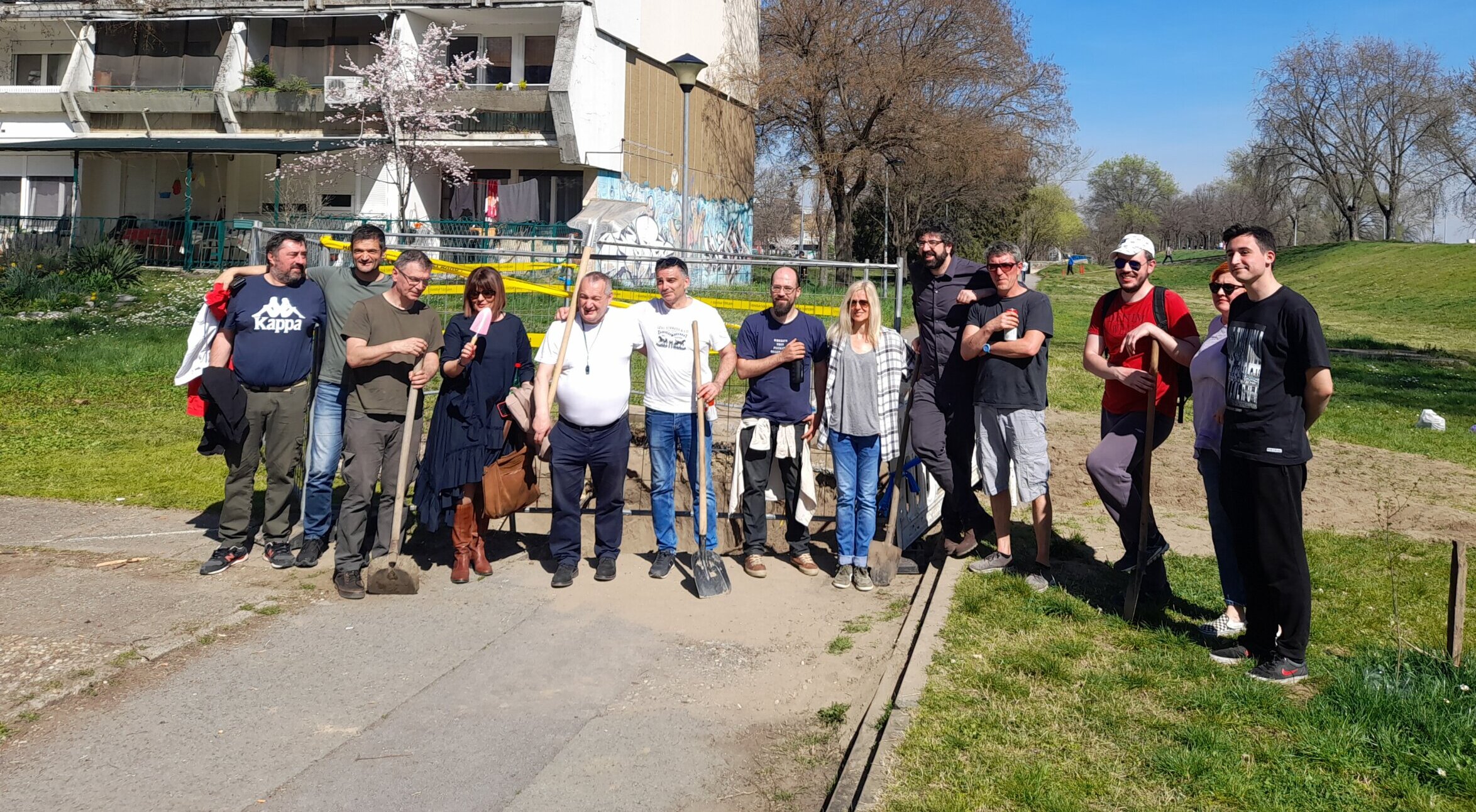 "Oni kopaju, mi zatrpavamo": Reporter Danasa na odbrani Savskog nasipa gde se uz radnu akciju sluša disko sedamdesetih 2 "Oni kopaju, mi zatrpavamo": Reporter Danasa na odbrani Savskog nasipa gde se uz radnu akciju sluša disko sedamdesetih 2