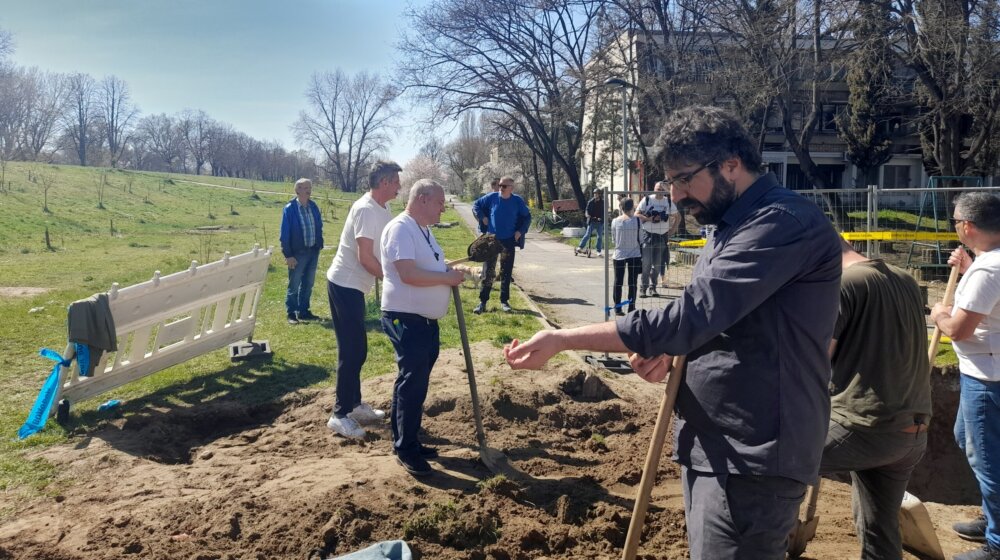 "Oni kopaju, mi zatrpavamo": Reporter Danasa na odbrani Savskog nasipa gde se uz radnu akciju sluša disko sedamdesetih 1
