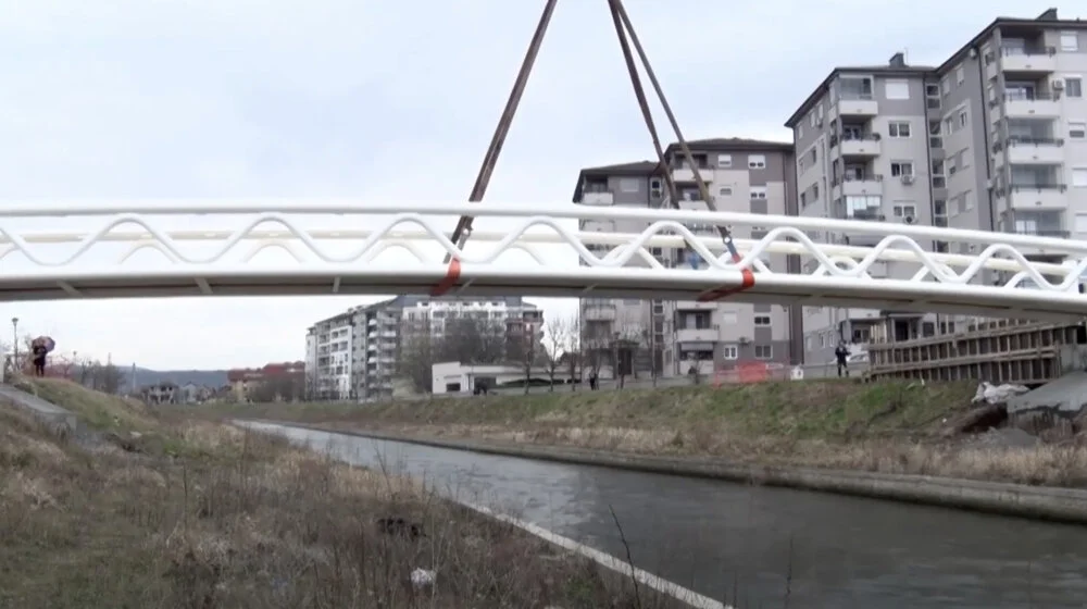 Postavljen novi pešački most kod hotela Prestiž u Paraćinu 1