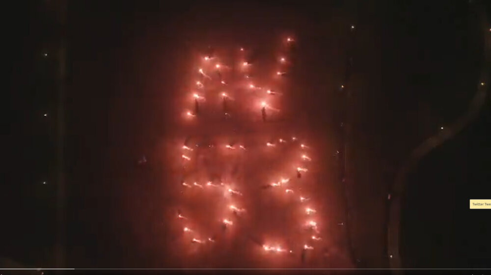 Danilo Vučić čestitao ocu 53. rođendan bakljadom na Ušću (VIDEO) 1