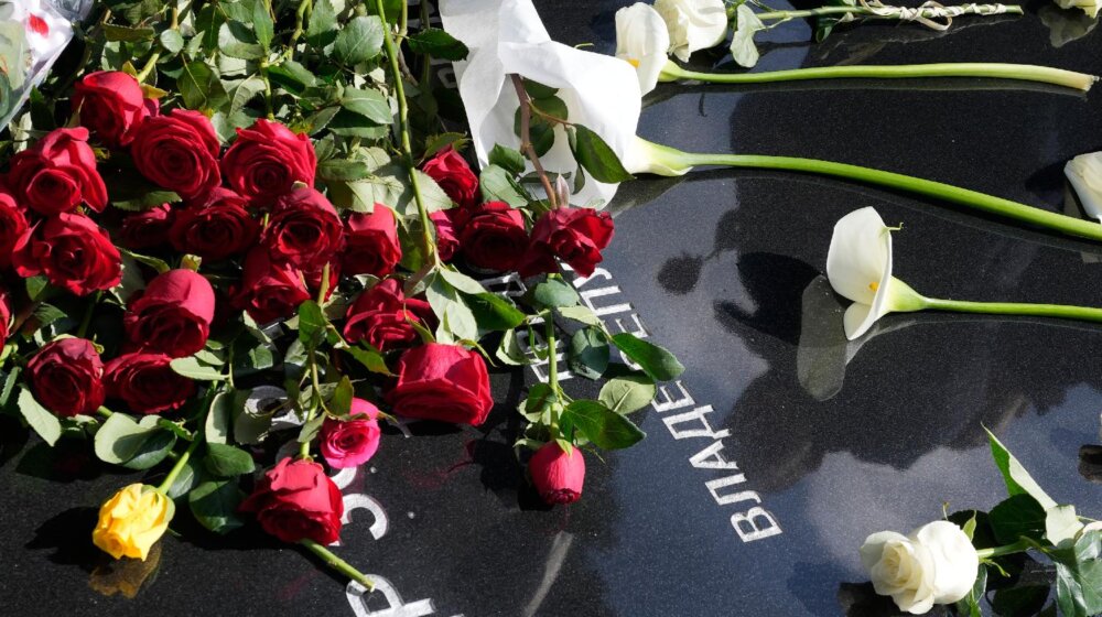 Članovi DS položili cveće na grob Zorana Đinđića 1