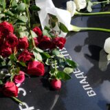 Članovi Vlade Zorana Đinđića položili venac i cveće na mestu njegovog ubistva 12