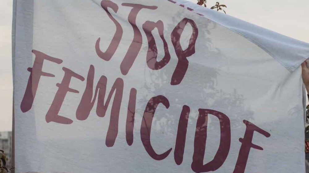 Zastave "Stop femicidu" podignute na zgradama institucija u Beogradu (FOTO) 1