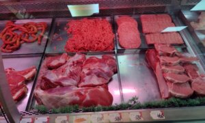 Ponuda mesa pred Uskrs: U kojim gradovima Srbije nema prasića, a u kojim je njihova cena 'preskočila' jagnjetinu? 2