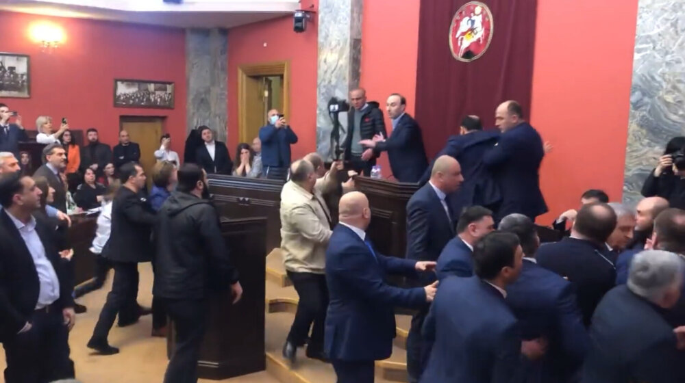 (VIDEO) Poslanici se potukli u parlamentu Gruzije: Burna rasprava završena fizičkim obračunom 1