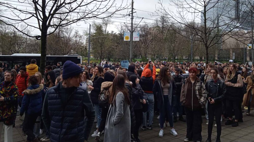 "Nećemo maturu": Desetine srednjoškolaca protestovalo ispred Ministarstva prosvete (VIDEO) 1