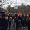 "Nećemo maturu": Desetine srednjoškolaca protestovalo ispred Ministarstva prosvete (VIDEO) 25