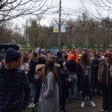 "Nećemo maturu": Desetine srednjoškolaca protestovalo ispred Ministarstva prosvete (VIDEO) 4