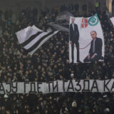 Sramni transparent navijača na derbiju: „Veži Džaju gde ti gazda kaže“ 5