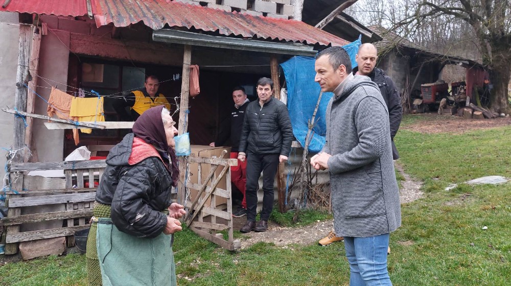 “Deco moja ova pomoć mi mnogo znači”: Baka Persa iz Šljivara dobila novi šporet i hranu 2