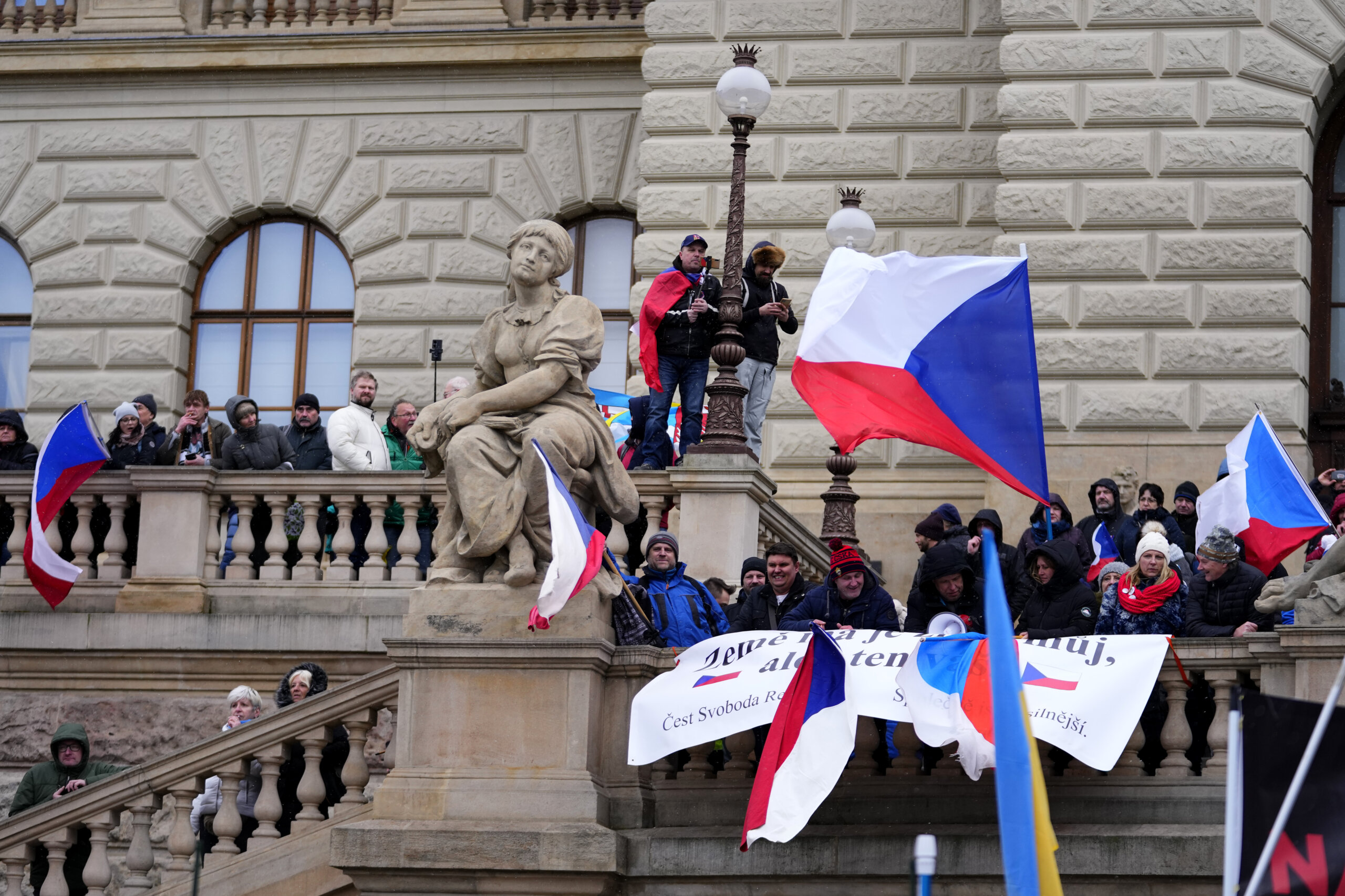 Policija sprečila stotine Čeha da skinu ukrajinsku zastavu sa Narodnog muzeja u Pragu 3