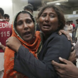 U metežu tokom ramazanskog deljenja hrane i novca u Pakistanu stradalo 11 žena i dece 13