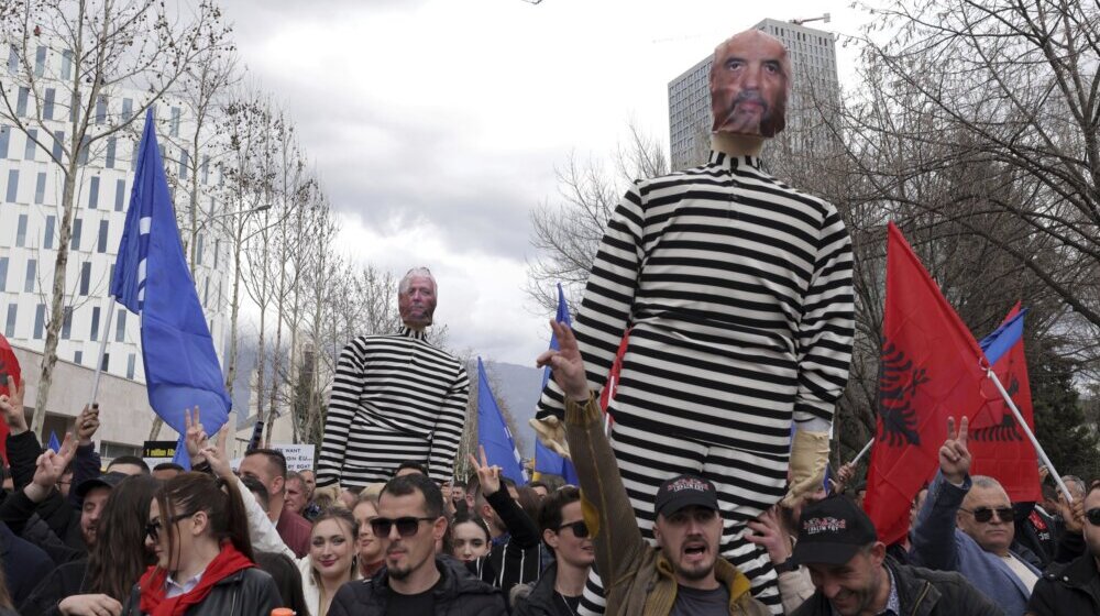 Hiljade pristalica opozicije na antivladinom protestu u Tirani po jakoj kiši 1