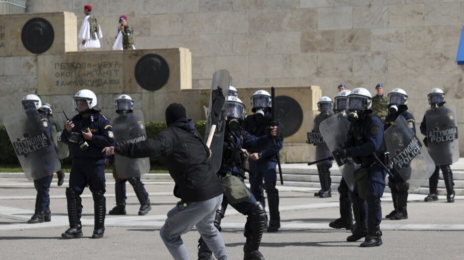 U Atini sukobi demonstranata i policajaca na protestu zbog železnične nesreće (FOTO) 2