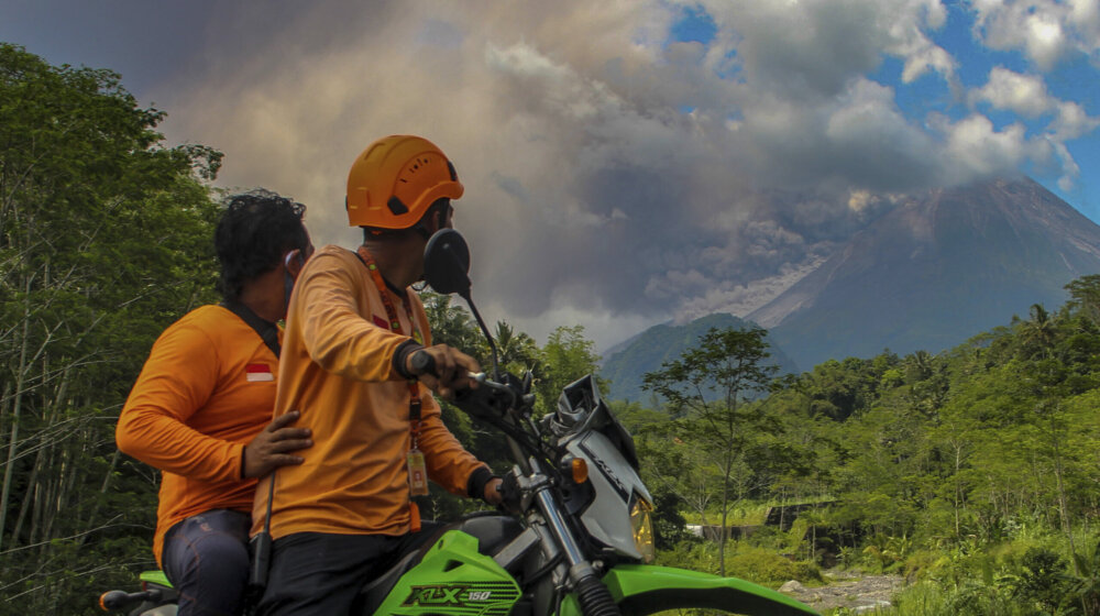 Sela prekrivena pepelom posle erupcije vulkana Merapi u Indoneziji 1