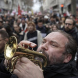 Figaro: U Francuskoj danas 368.000 demonstranata protiv reforme penzija 11