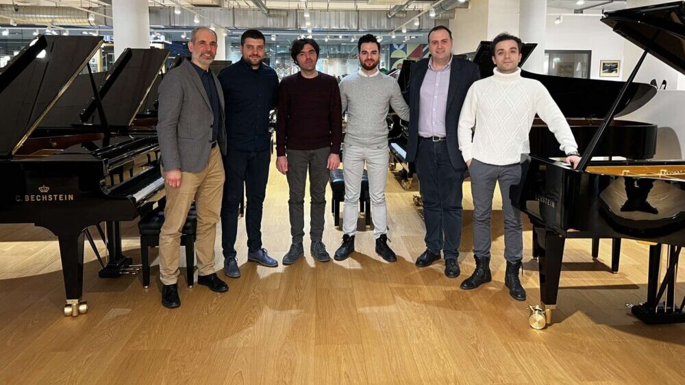 "Nabavka klavira kao scena iz 'Balkan ekspresa'": Kako je na snimku radija Glas eparhije niške "nestao" deo emisije u kojem se govori o ceni? 2 "Nabavka klavira kao scena iz 'Balkan ekspresa'": Kako je na snimku radija Glas eparhije niške "nestao" deo emisije u kojem se govori o ceni? 2