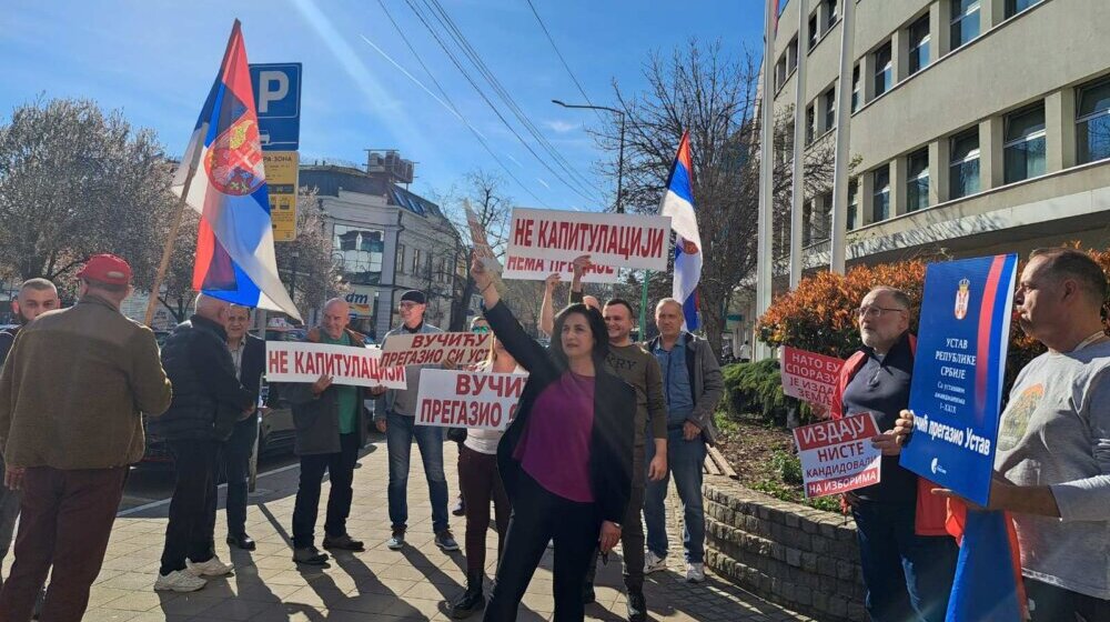 “Vučić je sada opravdao divljačku NATO agresiju”: Protest u Nišu povodom bombardovanja Srbije 1