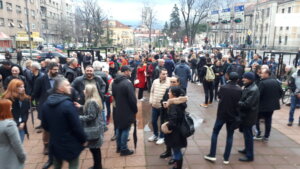 “Naš vuk samotnjak sada je podvio rep i grize ga od straha”: Protest Nišlija u znak podrške tužiteljkama u Beogradu 3