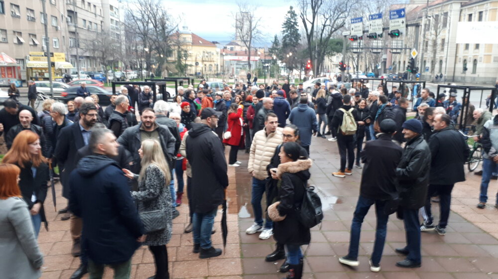 Protest advokata "Ne damo naše Laure" u četvrtak u Novom Sadu ispred zgrade suda 1