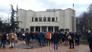 “Naš vuk samotnjak sada je podvio rep i grize ga od straha”: Protest Nišlija u znak podrške tužiteljkama u Beogradu 4 “Naš vuk samotnjak sada je podvio rep i grize ga od straha”: Protest Nišlija u znak podrške tužiteljkama u Beogradu 4