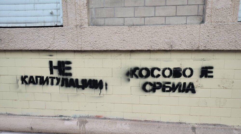 Novi Sad: Gradska vlast naložila uklanjanje grafita "Kosovo je Srbija" koji su osvanuli na sedištu LSV 1