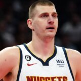 (VIDEO) Kolo i pesma „Ovo je Srbija“ dočekali Nikolu Jokića pre početka utakmice između Vašingtona i Denvera 1