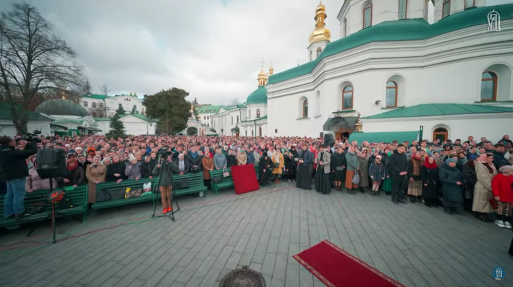 Hiljade vernika na poslednjoj službi UPC u Kijevsko-pečerskoj lavri (VIDEO) 1