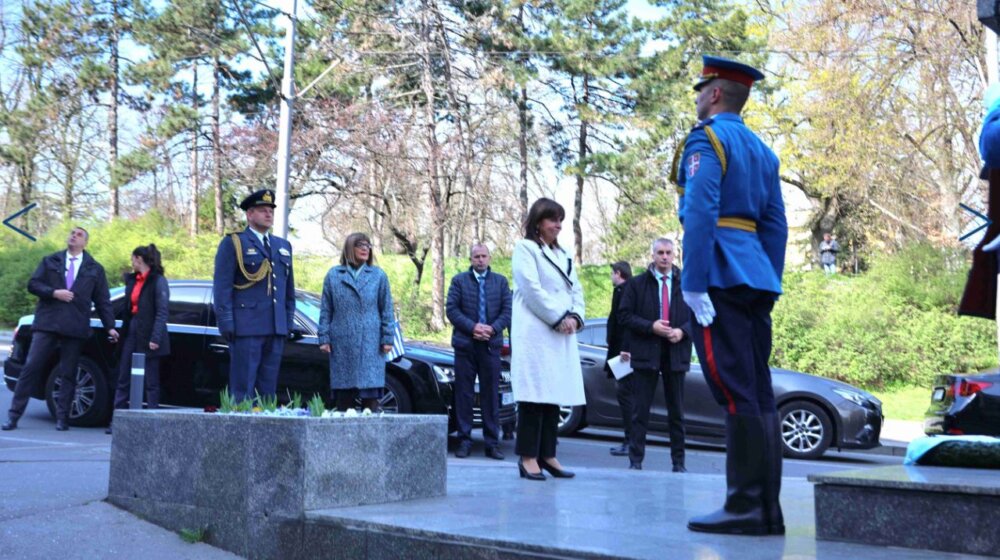 Maja Gojković i grčka predsednica položile venac na spomenik Rigi od Fere 1