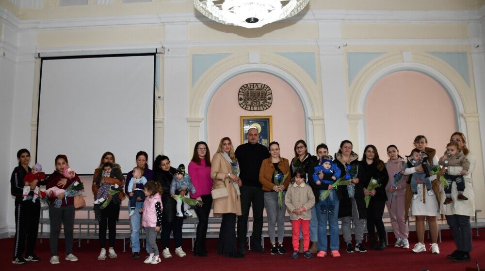 Za Negotinke sa više dece poklon čestitika opštine 1