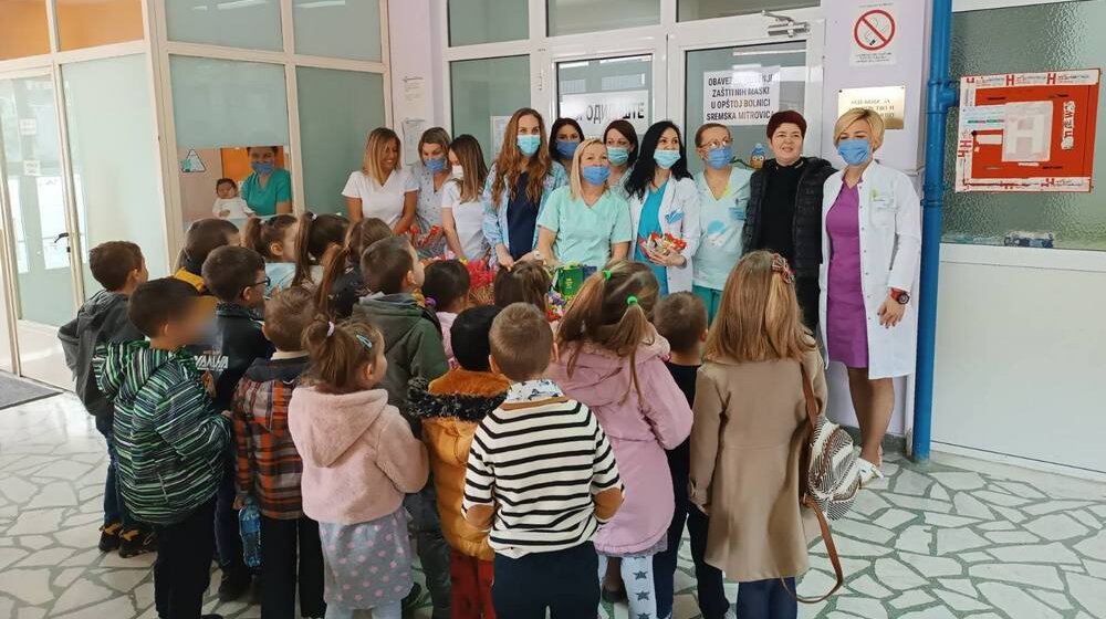 Mali Martinčani obišli porodilište i čestitali majkama 8. mart 1